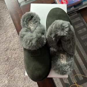 New with box women’s Ugg slippers size 7